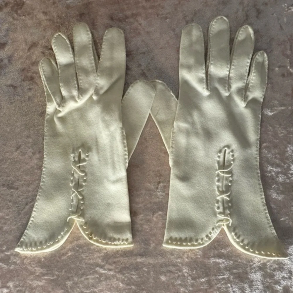 Vintage cream colored women’s gloves. #5